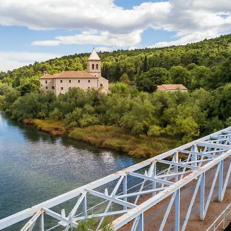 Majetic Gornji Karin